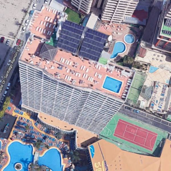 Los hoteleros, ante el reto de instalar paneles solares en una ciudad vertical como Benidorm