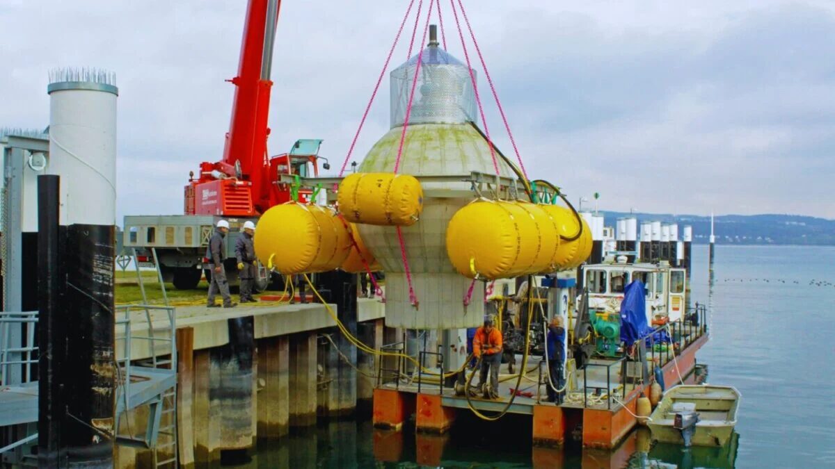 Parece una idea absurda hasta que entiendes cómo funciona y por qué tiene sentido. Están hundiendo esferas gigantes de hormigón en el fondo del mar para usarlas como baterías capaces de almacenar energía renovable durante décadas