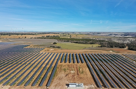 Iberdrola construye la primera planta híbrida eólica y solar de España